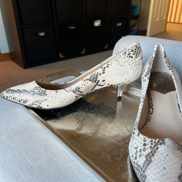 VINCE CAMUTO Naureen Women's Kitten Heel Pumps Heels Sz 8 Ivory Silver Snake - Picture 3 of 6
